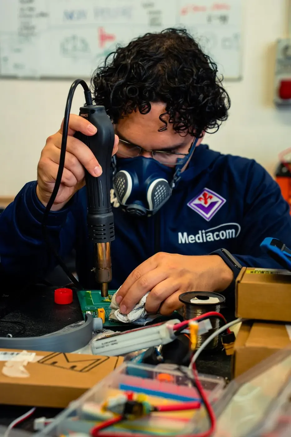 Lavoro su una scheda elettronica