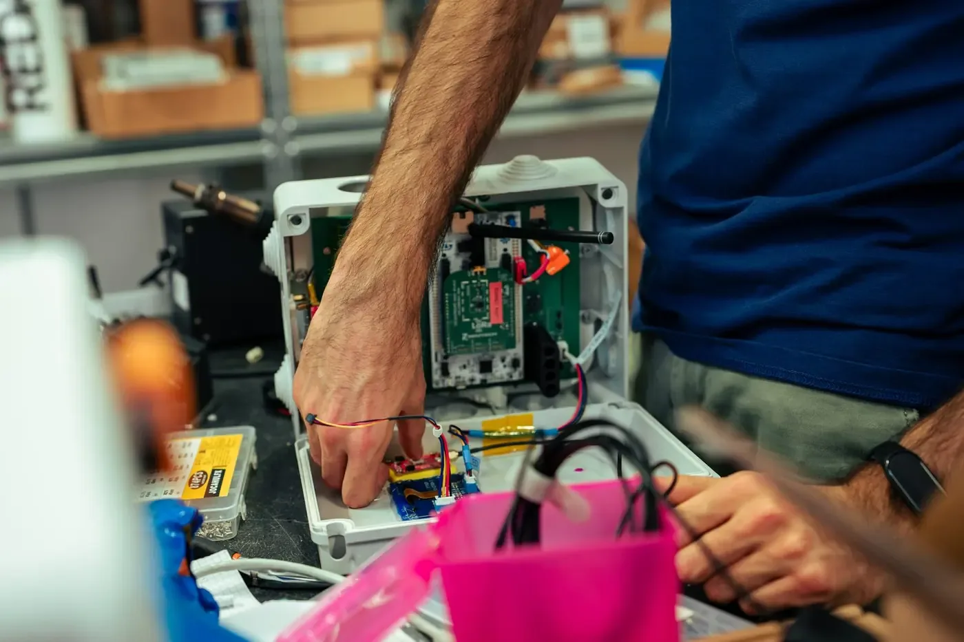 Lavoro sui componenti elettronici