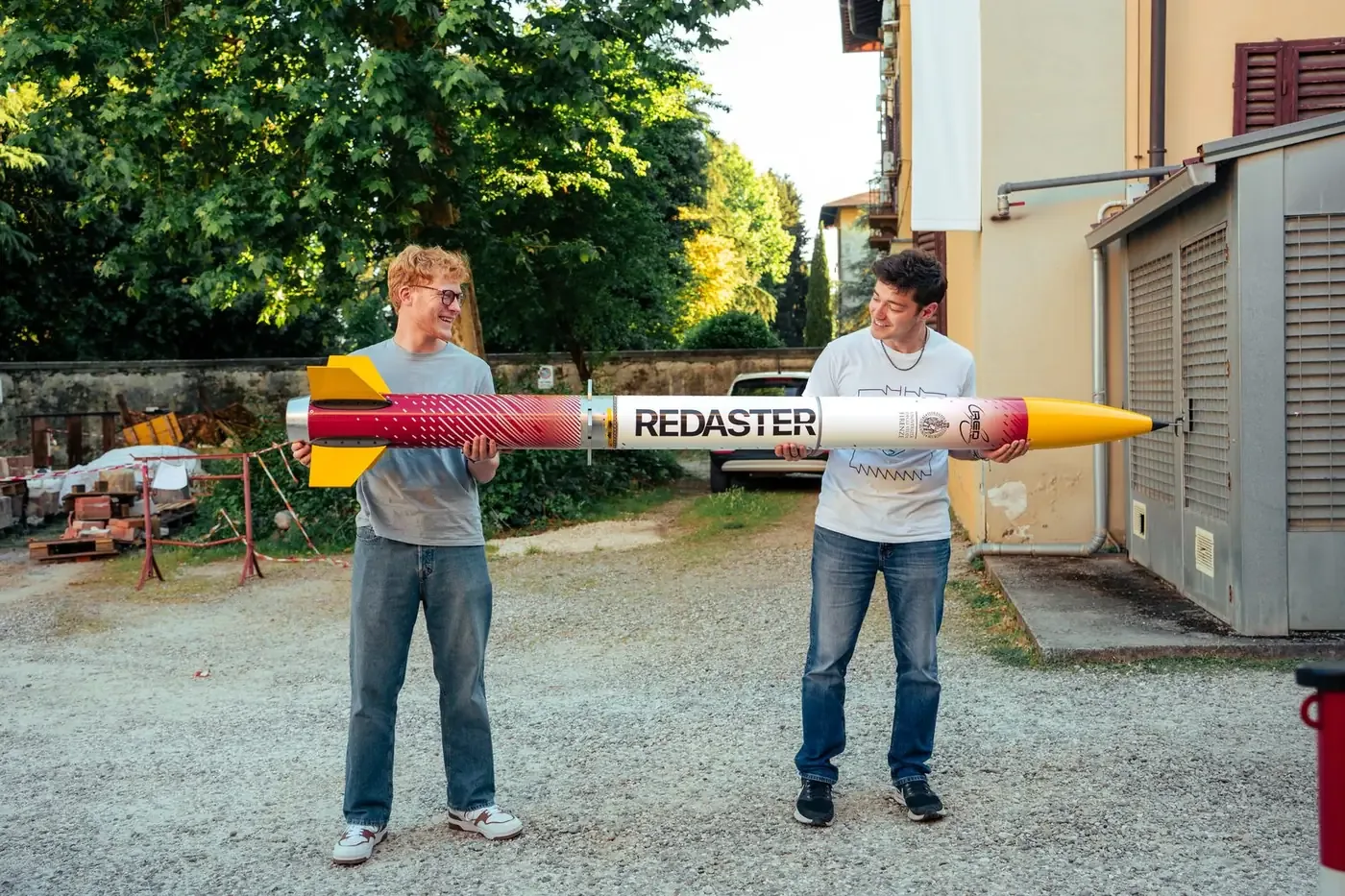 Due membri del team con Redaster
